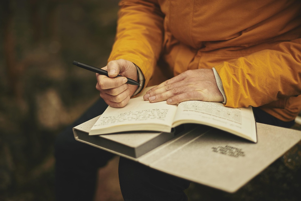 Persona planificando ideas de contenido para redes sociales en una libreta, con gesto concentrado