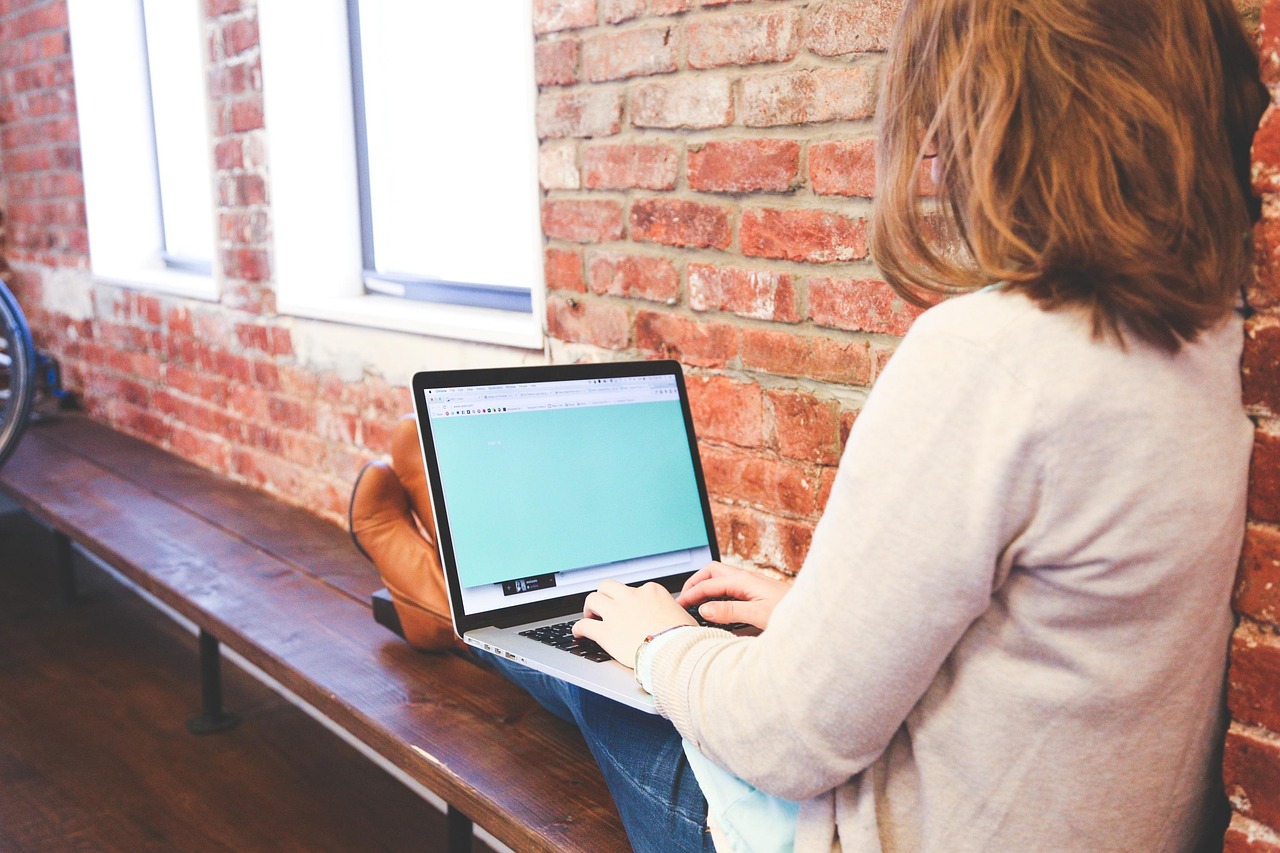 Responsable de redes sociales revisando estadísticas en su portátil en una mesa de oficina