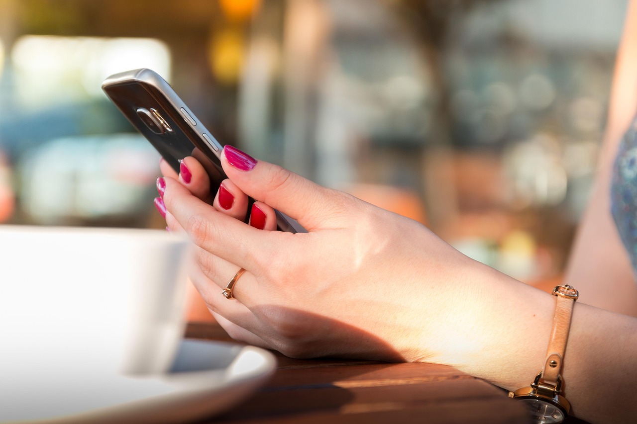 Manos sujetando un smartphone mientras se revisan los seguidores de una cuenta en redes sociales